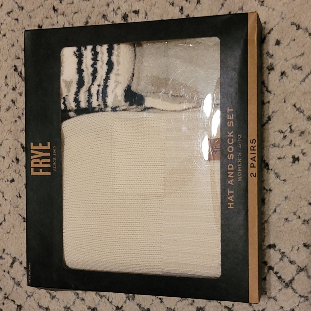 FRYE HAT AND SOCK SET (2 PAIRS)